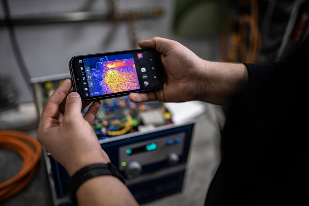 Empleado de servicio con un teléfono móvil que muestra un análisis de la función del convertidor